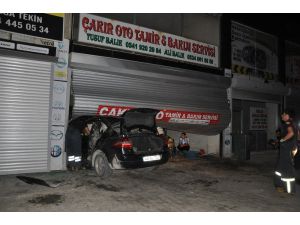 Otomobil Tamirhaneye Daldı: 2 Yaralı