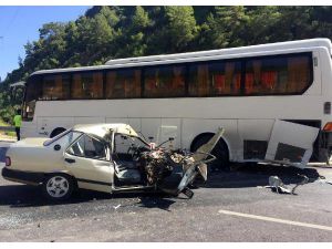 Otomobil Otobüse Çarptı: 2 Yaralı