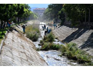 Isparta Belediyesinden Kanal Temizliği