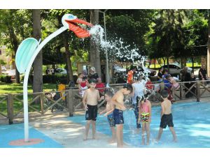 Çukurova’da Çocuklar Su Oyun Parkında Serinliyor