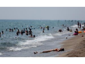 Antalya'da Nemden Bunalan Sahile Koştu