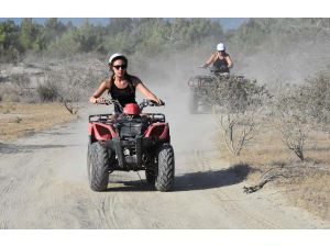 Turistler, ATV safariyle eğleniyor