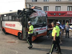 Otobüs Otobüse Çarptı: 12 Yaralı