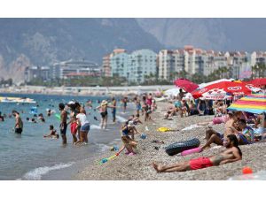 Bayramda Antalya'nın Nüfusu 4 Milyonu Aşacak