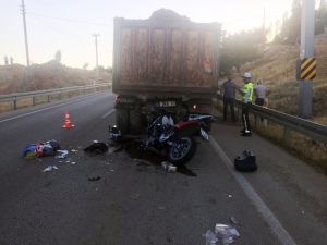 Kamyona Çarpan Motosikletli Hayatını Kaybetti