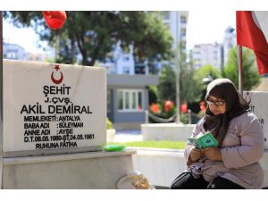 Antalya'da Şehitlik Ve Mezarlıklarda Bayram Yoğunluğu
