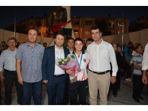Dünya Şampiyonu Zeynep'e Coşkulu Karşılama