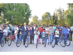 Elbistan Belediyesi’nden 100 Çocuğa Bisiklet