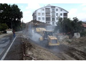 Isparta’da Trafik Güvenliğini Zora Sokan Müstakil Ev Belediye Tarafından Yıkıldı