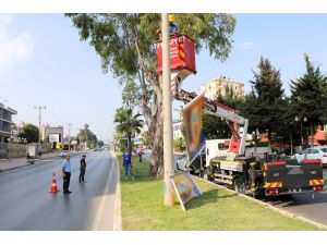 Mersin’de Refüj Ve Direklerdeki İzinsiz Tabelalar Kaldırılıyor