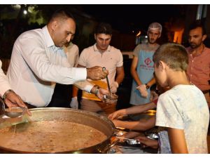 Başkan Yılmaz, Vatandaşlara Aşure İkram Etti