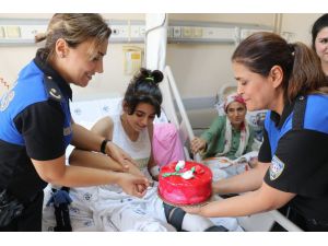 Polisler, Eylül’ün Doğum Gününü Hastanede Kutladı