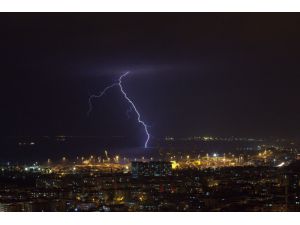 İskenderun’da Şimşekler Geceyi Gündüze Çevirdi, Yağmur Hayatı Olumsuz Etkiledi