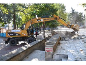 Isparta Belediyesi, Yenilemek Üzere Eski Cami Tuvaletini Yıktı