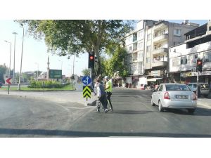 Trafik Polisinden Örnek Davranış