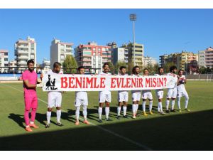 Stadyumda 2 Bin Kişinin Önünde "Benimle Evlenir Misin" Teklifi