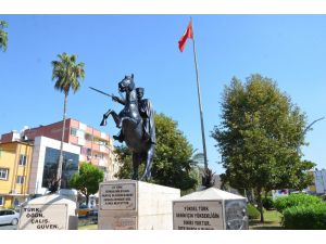 Atatürk Heykelleri Bakımdan Geçti