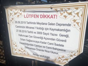 Vatandaşlar Minaresi Yıkılan Caminin Avlusunda Oturmaya Devam Ediyor