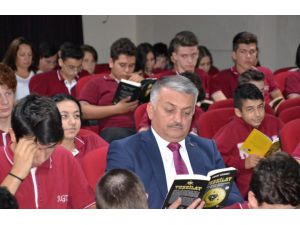 Vali Yazıcı Öğrencilerle Kitap Okudu