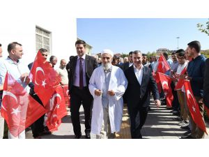 Şehit Aileleri Türk Bayrakları Ve Güllerle Karşılandı