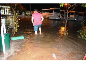 Ayvalık 45 Dakika Etkili Olan Sağanak Yağmur Ve Fırtınaya Teslim Oldu