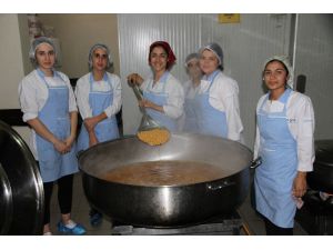 Kız Öğrenciler Fabrika Gibi Çalışıyor