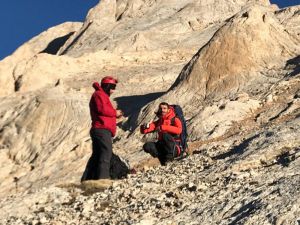 Rotayı Kaybeden Dağcıları Kurtarma Ekipleri Buldu