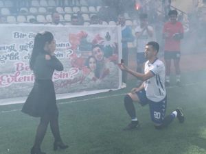 Amatör Futbolcudan Yeşil Sahada Evlenme Teklifi