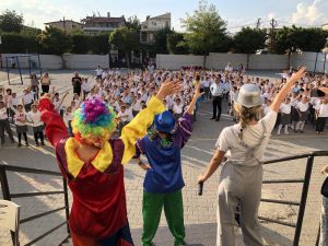 Depremde Okulları Hasar Gördüğü İçin Başka Okula Geçen Öğrencilere Moral Etkinliği