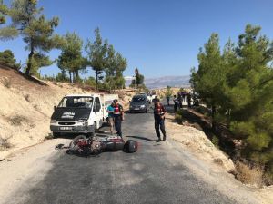 Kamyonet Motosiklete Çarptı: 1 Yaralı