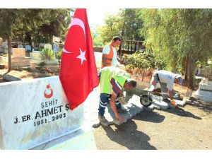 Büyükşehir’den şehit mezarına bakım ve yol çalışması