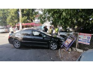 Kontrolsüz kavşakta 3 araçlı zincirleme kaza: 1 yaralı