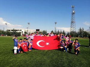 Yeşil Sahada, Miniklerden Türk Bayraklı Asker Selamı