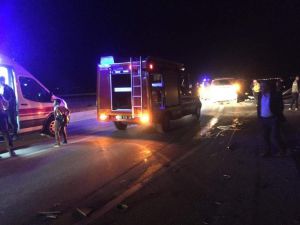 Otomobil İle Minibüs Çarpıştı: 2 Ölü, 11 Yaralı