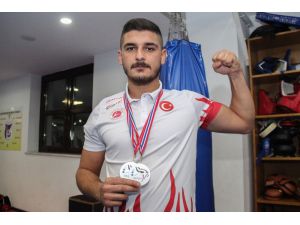 Askerden Geldi, Uluslararası Kick-boks Şampiyonası’nda İki Gümüş Madalya Aldı