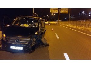 Turist taşıyan minibüs bariyerlere çarptı: 3 yaralı