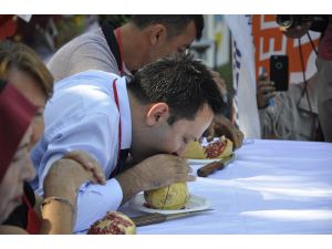 Narın tanesini dökmeden yemek için yarıştılar