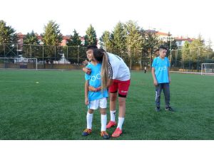 Profesyonel Futbolu Bıraktı, Anne Şefkatiyle Eğitmenliğe Başladı