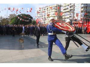 Antalya’da çelenk bırakma töreninde ilginç görüntü