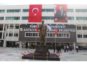 Antalya Büyükşehir Belediyesi yerleşkesine dev Atatürk heykeli