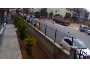 Apartmanın Demir Kapısını Söküp Götürdü