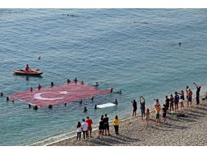 Akdeniz sularında dalgıçlardan Türk bayrağı ve asker selamı