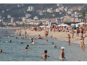 Doğuda kar Alanya’da deniz keyfi