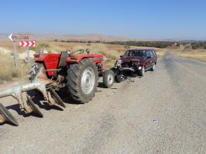 Traktörle Otomobil Çarpıştı: 2 Yaralı