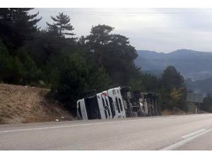 Ankara-istanbul Karayolunda Tır Devrildi: 1 Yaralı