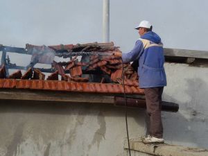 Samanlıkta Çıkan Yangını Hortumla Söndürmeye Çalıştı