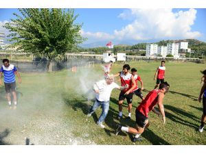 Amatör Kulüp Yöneticisi Neye Uğradığını Şaşırdı, Tepeden Aşağı Un Ve Yumurta İçinde Kaldı