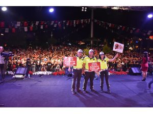 Sanatçılar ve trafik polisleri sahnede on binlere seslendi