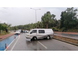 Takla atarak karşı şeride geçip seyir halindeki kamyonete çarptı: 1 yaralı