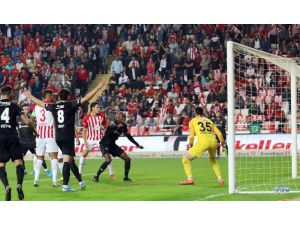 Süper Lig: Antalyaspor: 0 - Beşiktaş: 2 (Maç Devam Ediyor)